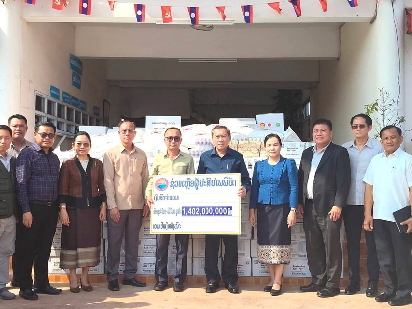 ລັດຖະມົນຕີ ຮສສ ມອບເຄື່ອງບັນເທົາທຸກສຸກເສີນໃຫ້ປະຊາຊົນຜູ້ໄດ້ຮັບຜົນກະທົບຈາກພາຍຸໝາກເຫັບຕົກຢູ່ເມືອງສີໂຄດຕະບອງ