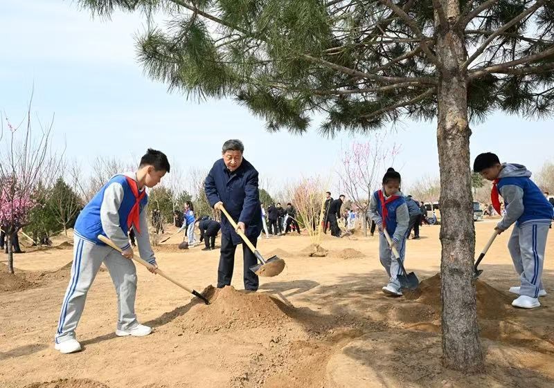 ພວກ​ເຮົາ​ທຸກ​ຄົນ​ຕ່າງ​ກໍ​ເປັນ​ຜູ້​ໄດ້​ຮົ່ມ​ເຢັນແຕ່​ຍິ່ງ​ຄວນ​ເປັນ​ຜູ້​ປູກ​ໄມ້