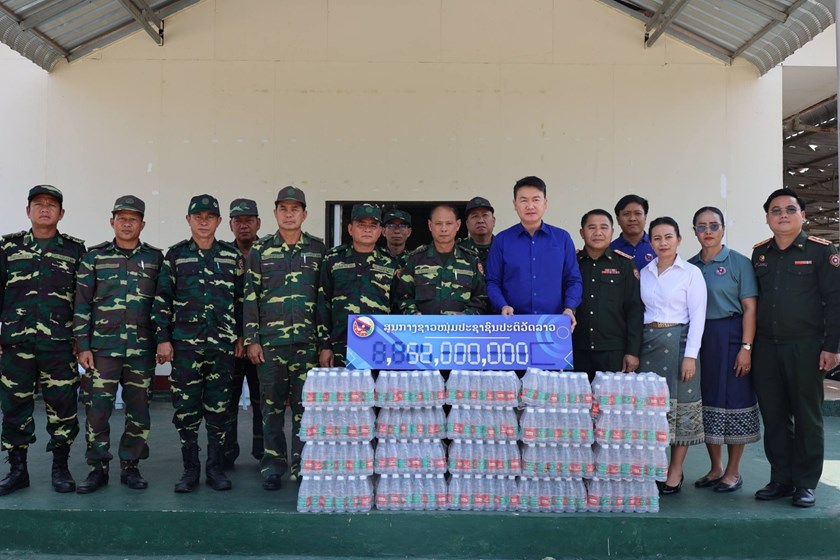 ການນຳ ສຊປລ ມອບເຄື່ອງໃຫ້ກອງພັນໃຫຍ່ ຈໍ 11 ແລະ ຄອບຄົວທີ່ໄດ້ຮັບຜົນກະທົບຈາກພາຍຸໝາກເຫັບ