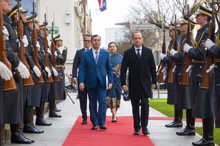 ເອກອັກຄະລັດຖະທູດ ສປປ ລາວ ຍື່ນສານຕາຕັ້ງ ຕໍ່ ປະທານາທິບໍດີ ສາທາລະນະລັດ ສະໂລເວນີ