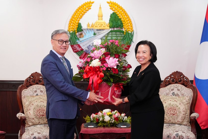 ທ່ານ ທອງສະຫວັນ ພົມວິຫານ ຕ້ອນຮັບ ທູດໄທ ເຂົ້າຊົມເຊີຍ