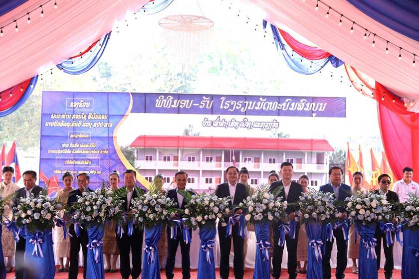 ພິທີມອບ-ຮັບໂຮງຮຽນ ມັດທະຍົມສຶກສາສົມບູນບ້ານເລົ່າຄຳ