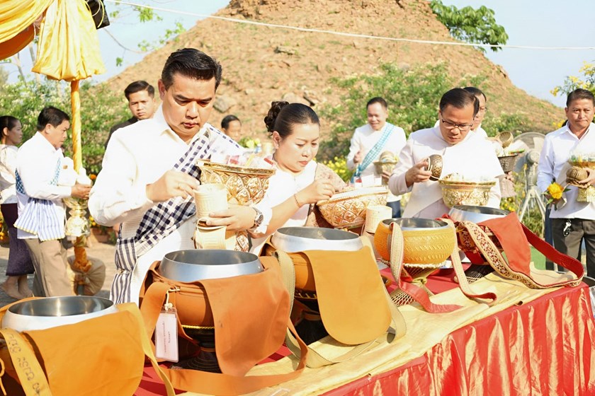 ການນໍາແຂວງຄໍາມ່ວນ ແລະ ຊາວພຸດທະສາສະນິກະຊົນ ໃສ່ບາດຖວາຍ ສວນທັມມະຈັກ ຢູ່ຫໍພະຍາສີໂຄດຕະບອງ