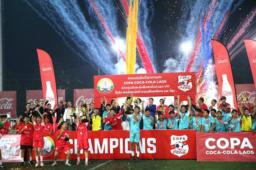 ແດນໃຕ້ ຊາຍ-ຍິງ ຄອງແຊັມເຕະບານ ລາວໂຄຄາ-ໂຄລາ ບ໊ອຕຕລິງ