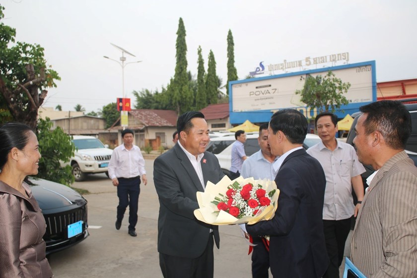 ການນຳແຂວງເຊກອງຕ້ອນຮັບການນຳແຂວງກວາງຈິ້