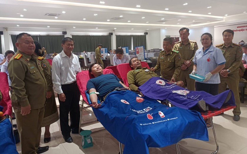 ບໍລິຈາກເລືອດຕ້ອນຮັບວັນສ້າງຕັ້ງກຳລັງ ປກສ ຄົບຮອບ 65 ປີ