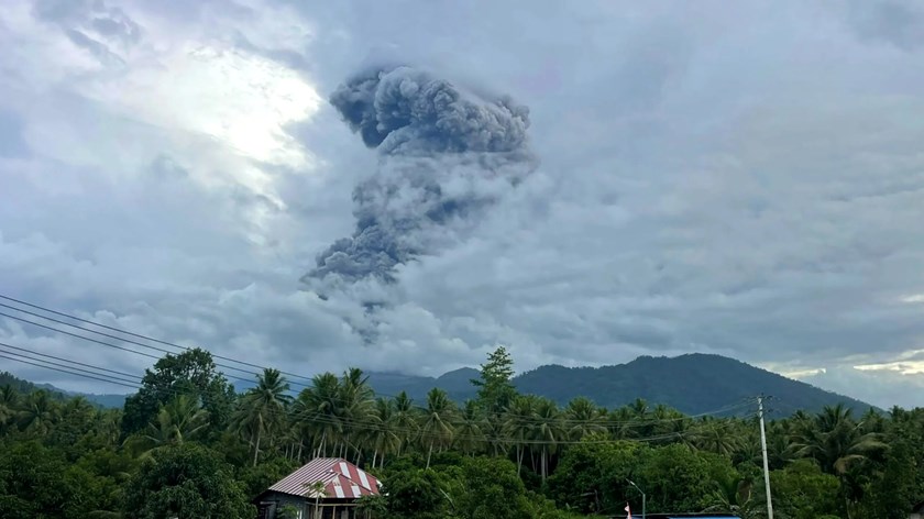 ພູເຂົາໄຟດູໂຄໂນ ໃນອິນໂດເນເຊຍ ລະເບີດ 4 ຄັ້ງໃນມື້ດຽວ