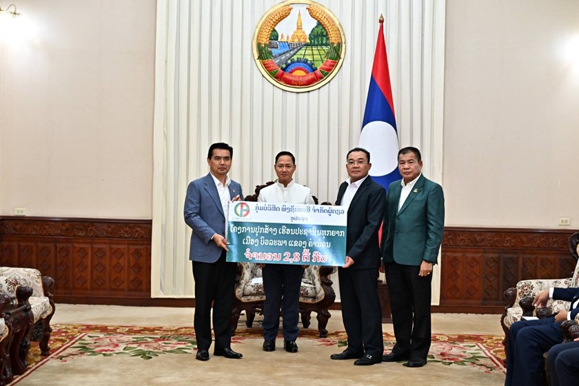 ຫຼາຍພາກສ່ວນມອບເງິນຊ່ວຍເຫຼືອແກ້ໄຂຄວາມທຸກຍາກ ແລະ ຜົນກະທົບຈາກພາຍຸໝາກເຫັບ