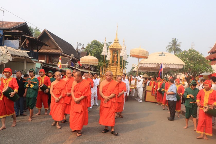 ມວນຊົນຊາວຫຼວງພະບາງ ອັງເຊີນອົງພະບາງພຸດທະຣາວັນ ກັບຄືນປະດິດສະຖານທີ່ຫໍພະບາງ