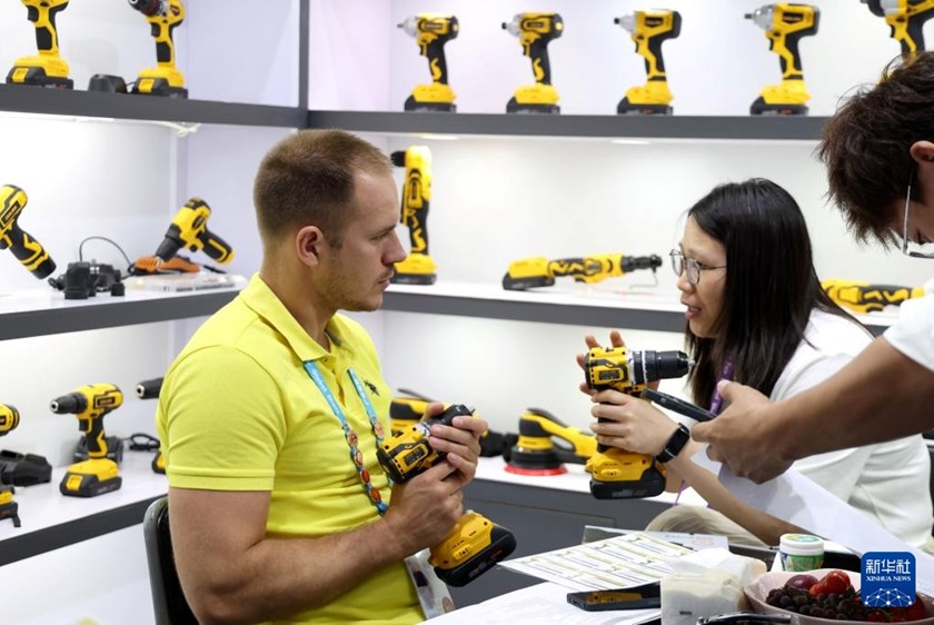 ນັກ​ທຸ​ລະ​ກິດ​ ​ເຂົ້າ​ຮ່ວມງານວາງສະແດງສິນຄ້າກວາງໂຈ່ວ ສ້າງ​ສະ​ຖິ​ຕິ​ໃໝ່​​ໃນ​ປະ​ຫວັດ​ສາດ