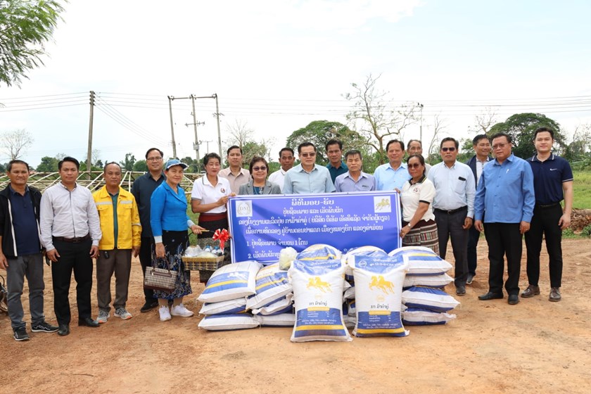 ຊາວກະສິກອນບ້ານດອນປາແດກ ໄດ້​ຮັບ​ການ​ຊ່ວຍ​ເຫຼືອ