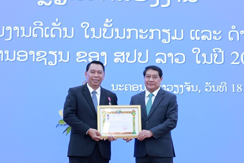 ນວ ປະດັບຫຼຽນໄຊ ແລະ ຫຼຽນກາແຮງງານໃຫ້ແກ່ຜູ້ມີຜົນງານດີເດັ່ນ ໃນບັ້ນກະກຽມ-ດຳເນີນກອງປະຊຸມອາຊຽນ