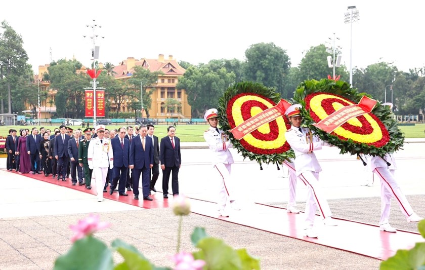 ການ​ນຳ​ພັກ - ລັດ ຫວຽດນາມ ​ໄຫ​ວ້​ອາ​ໄລ ປະ​ທານ ​ໂຮ່​ຈິ​ມິນ
