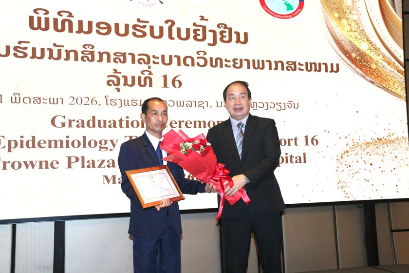 ມອບ-ຮັບໃບຢັ້ງຢືນການຝຶກອົບຮົມນັກສຶກສາລະບາດວິທະຍາພາກສະໜາມ ຮຸ່ນທີ 16