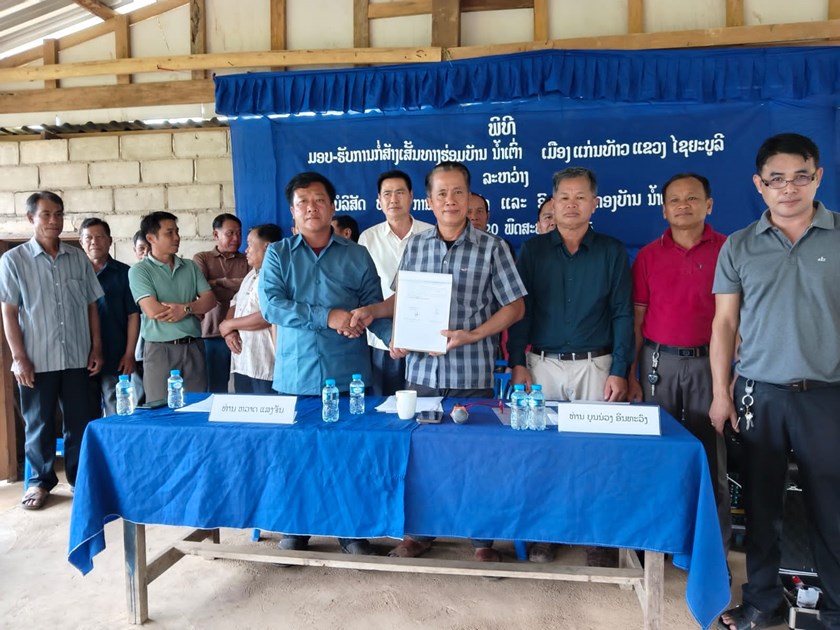 ມອບ-ຮັບໂຄງການກໍ່ສ້າງສ້ອມແປງ ຍົກລະດັບເສັ້ນທາງຜັງບ້ານນໍ້າເຕົ່າ