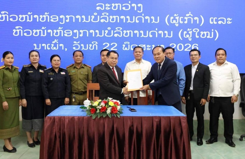ມອບ-ຮັບ ໜ້າທີ່ຫົວໜ້າຫ້ອງການບໍລິຫານ ດ່ານສາກົນນາເພົ້າ