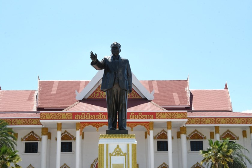 ວາງກະຕ່າດອກໄມ້ ໃນໂອກາດຕ້ອນຮັບກອງປະຊຸມໃຫຍ່ຜູ້ແທນສະມາຊິກພັກ ຄັ້ງທີ VI ອົງຄະນະພັກ ຄອສພ