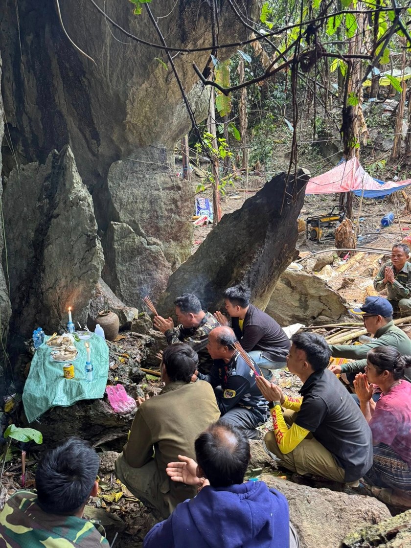 ຄວາມຄືບໜ້າ ການຊ່ວຍເຫຼືອຜູ້ຕິດຖໍ້າ 7 ຄົນຢູ່ໄຊສົມບູນ