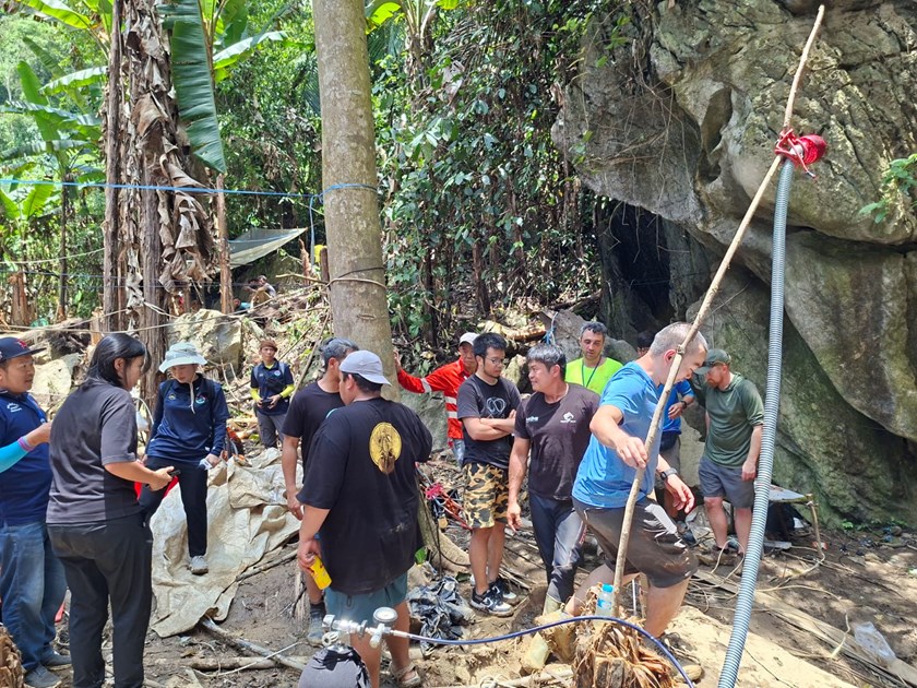 ປັດຈຸບັນ ເຈົ້າໜ້າທີ່ກ່ຽວຂ້ອງທັງພາຍໃນ ແລະ ຕ່າງປະເທດ ໄດ້ສືບຕໍ່ຄົ້ນຫາດຳເນີນການຄົ້ນຫາຜູ້ປະສົບໄພຕິດທີ່ຍັງຕິດຄ້າງຢູ່ໃນຖໍ້າບ້ານພັນໄຊ