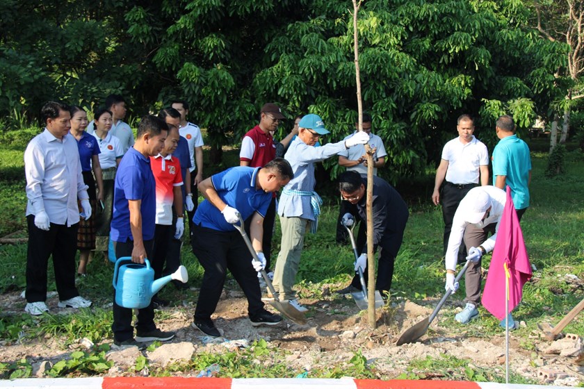 ຄະນະນໍາ ຄອສພ ຮ່ວມປູກຕົ້ນໄມ້ ໃນໂອກາດວັນປູກຕົ້ນໄມ້ແຫ່ງຊາດ