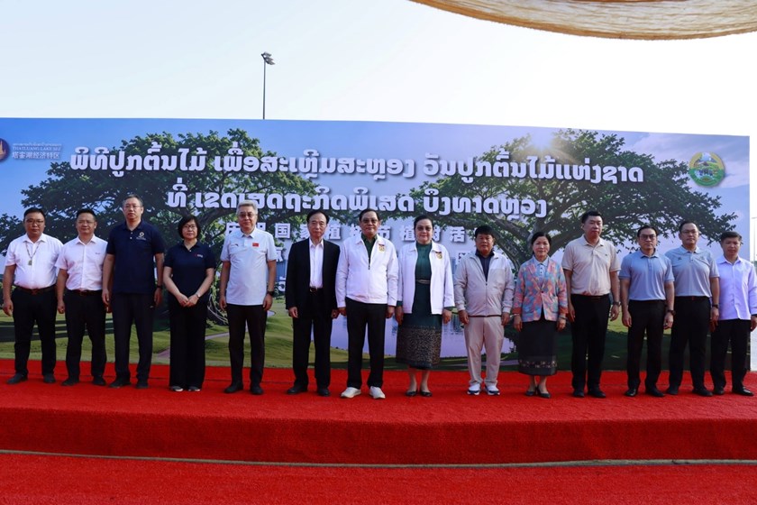 ນາຍົກລັດຖະມົນຕີ ຮ່ວມປູກຕົ້ນໄມ້ຢູ່ເຂດເສດຖະກິດພິເສດບຶງທາດຫຼວງ