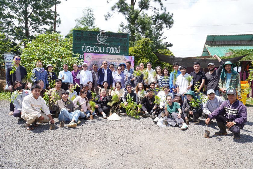ປາກຊ່ອງໄຮແລນຈັດພິທີປູກຕົ້ນໄມ້