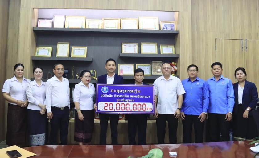 ລັດວິສາຫະກິດຫວຍພັດທະນາລາວ ມອບເງິນ 20 ລ້ານກີບ ສ້ອມແປງໂຮງຮຽນ ມ.ຕົ້ນ ຫ້ວຍໄລ