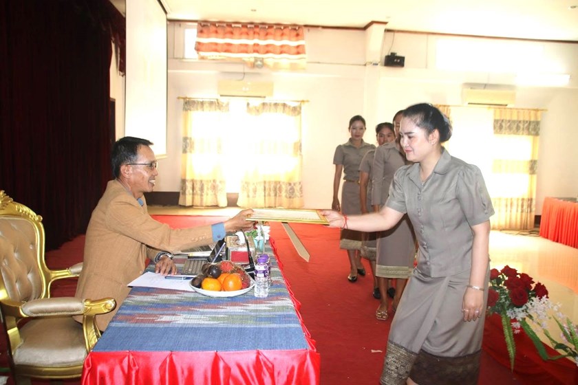 ຄູສອນ ແລະ ພະນັກງານ 6 ເມືອງໄຊຍະບູລີ ຮັບໃບຢັ້ງຢືນການຝຶກອົບຮົມຄອມພິວເຕີຂັ້ນພື້ນຖານ