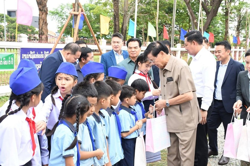ເລຂາທິການໃຫຍ່ ຮ່ວມປູກຕົ້ນໄມ້ ຢູ່ນະຄອນປາກເຊ