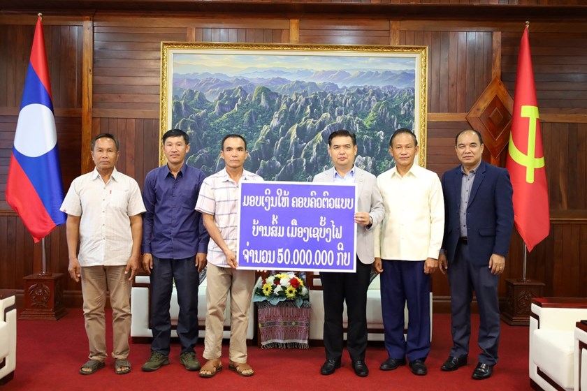 ຄໍາມ່ວນ ມອບ​ເງິນສະ​ໜັບ​ສະ​ໜູນຄອບຄົວຕົວແບບ ການປູກເຫັດ