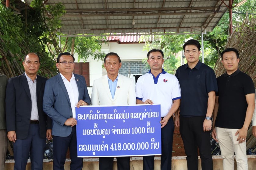 ສະມາຄົມນັກທຸລະກິດໜຸ່ມແຂວງຄໍາມ່ວນ ມອບຕົ້ນຄູນ 1,000 ຕົ້ນໃຫ້ແຂວງ