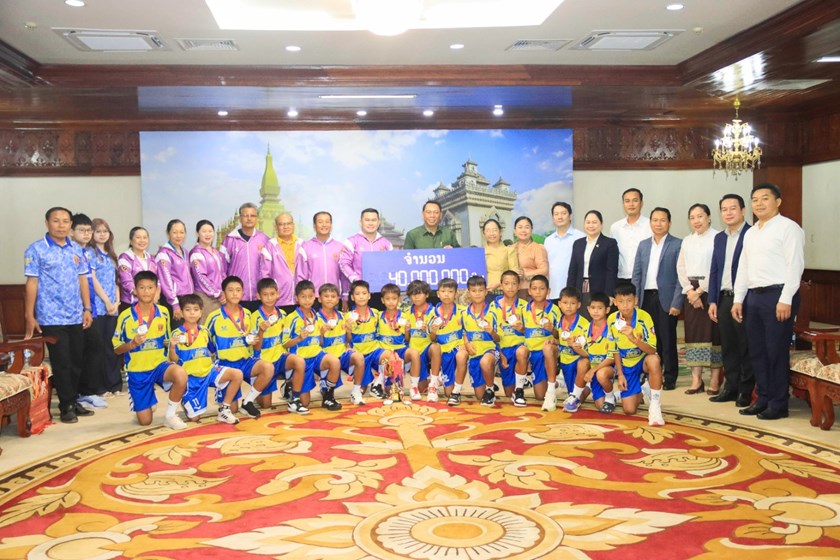 ນວ ມອບເງິນ 40 ລ້ານກີບ ສົ່ງເສີມທີມ ເບ ສະຫວັນ ທີ່ສ້າງຜົນງານໄດ້ແຊັມເຕະບານນາໆຊາດ ທີ່ ສສ ຫວຽດນາມ