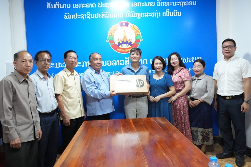ກົງສູນໃຫຍ່ ສສ ຫວຽດນາມ ປະຈຳພາກເໜືອ ມອບເຄື່ອງໃຫ້ແນວລາວສ້າງຊາດແຂວງຫຼວງພະບາງ