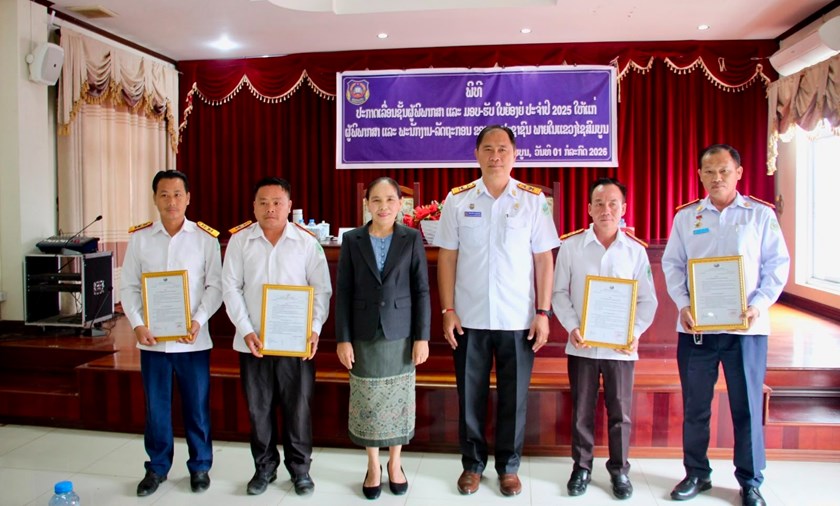 ປະກາດເລື່ອນຊັ້ນຜູ້ພິພາກສາ ແລະ ມອບ-ຮັບ ໃບຍ້ອງຍໍ
