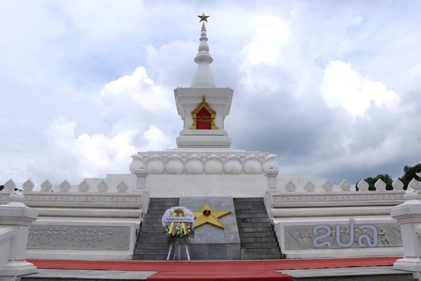 ປະທານາທິບໍດີ ສສ ມຽນມາ ວາງພວງມາລາຢູ່ອະນຸສາວະລີນັກຮົບນິລະນາມ