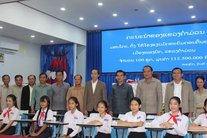 ແຂວງຄຳມ່ວນ ມອບໂຕະ-ຕັ່ງ ໃຫ້ໂຮງຮຽນເມືອງໜອງບົກ ພ້ອມທັງຕິດຕາມວຽກແກ້ໄຂນ້ຳຖ້ວມຢູ່ເມືອງທ່າແຂກ