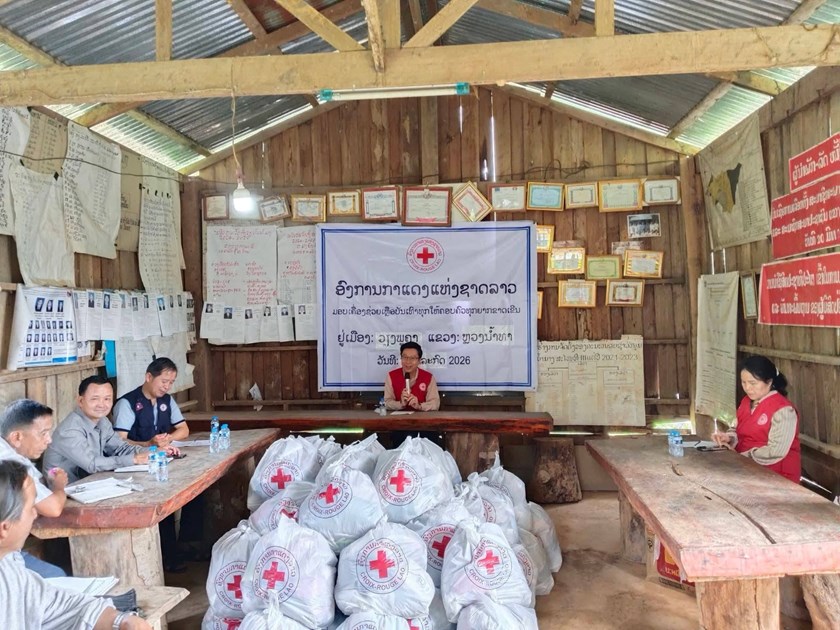 ມອບເຄື່ອງຊ່ວຍເຫຼືອບັນເທົາທຸກໃຫ້ປະຊາຊົນຢູ່ສອງແຂວງ