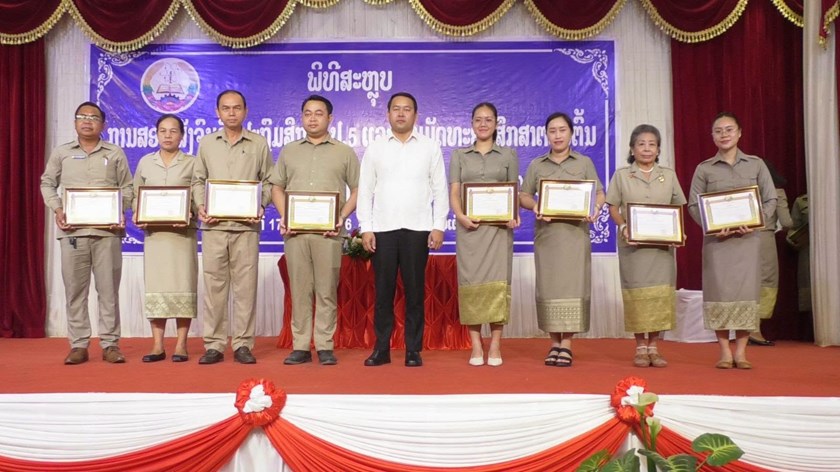 ສົກຮຽນ 2025-2026 ເມືອງຫາດຊາຍຟອງ ມີນັກຮຽນທີ່ສອບເສັງໄດ້ໃປະກາດສະນີຍະບັດແດງ 22 ຄົນ