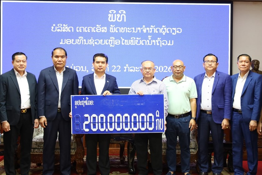 2 ບໍລິສັດມອບເງິນ 300 ລ້ານກີບ ຊ່ວຍເຫຼືອໄພພິບັດນໍ້າຖ້ວມຢູ່ແຂວງຄໍາມ່ວນ