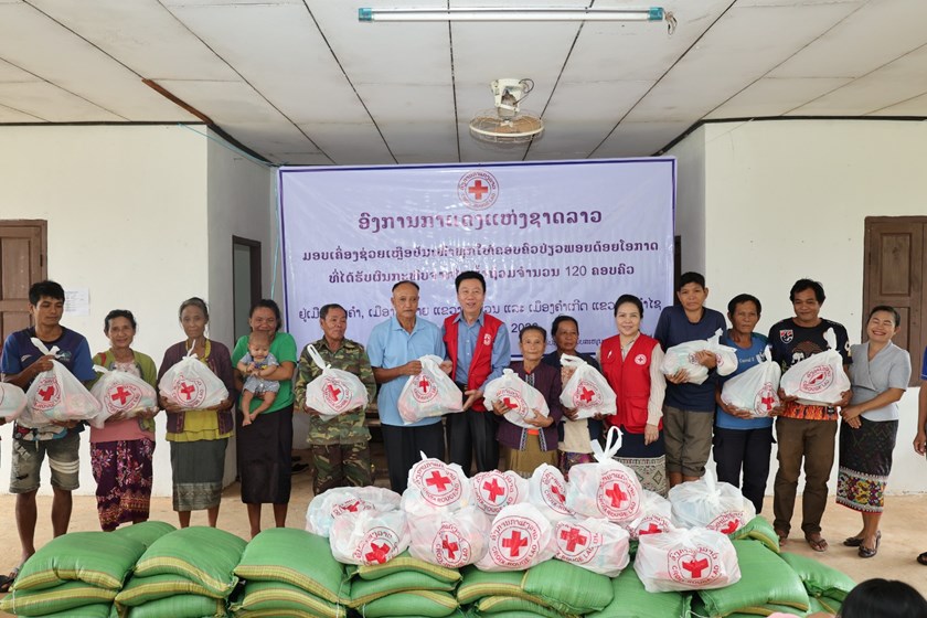 ກາແດງແຫ່ງຊາດລາວ ລົງມອບເຄື່ອງບັນເທົາທຸກ ແລະ ເປີດຊຸດອົບຮົມ