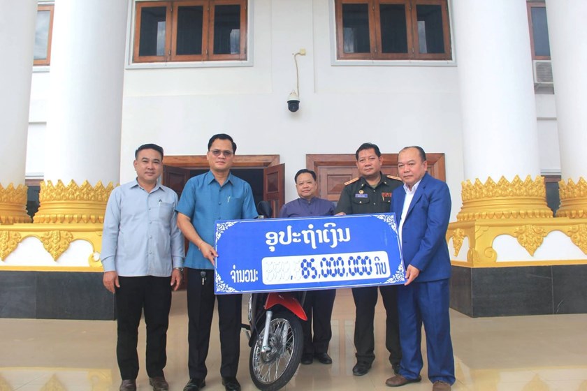ກຸ່ມບໍລິສັດ ແສງອາລຸນ ມອບເງິນ ແລະ ລົດຈັກໃຫ້ແຂວງອັດຕະປື