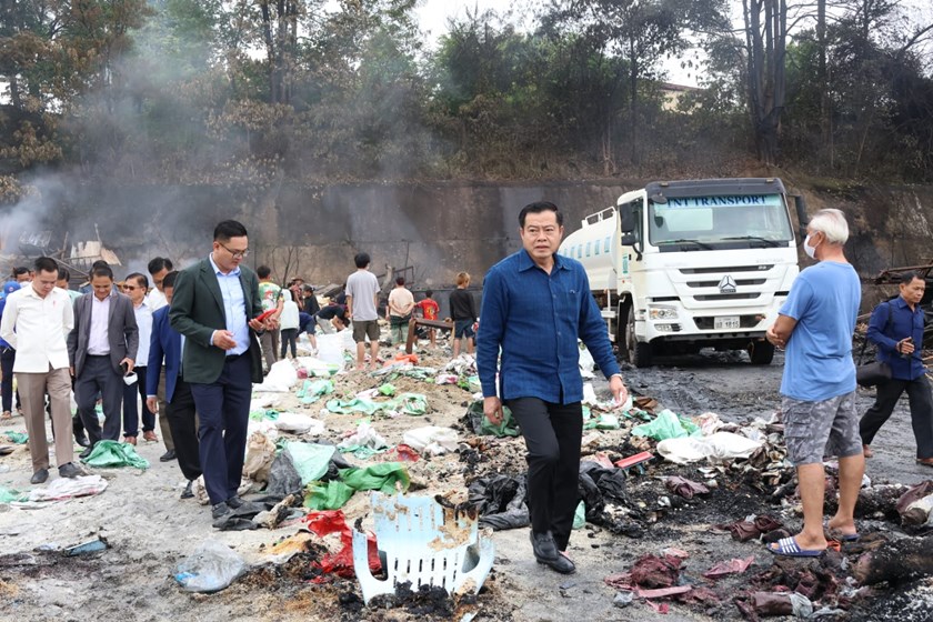 ການນໍາແຂວງຄໍາມ່ວນ ຕິດຕາມຄວາມ​ເສຍ​ຫາຍເຫດການໄຟໄໝ້ຕະຫຼາດສຸກສົມບູນ
