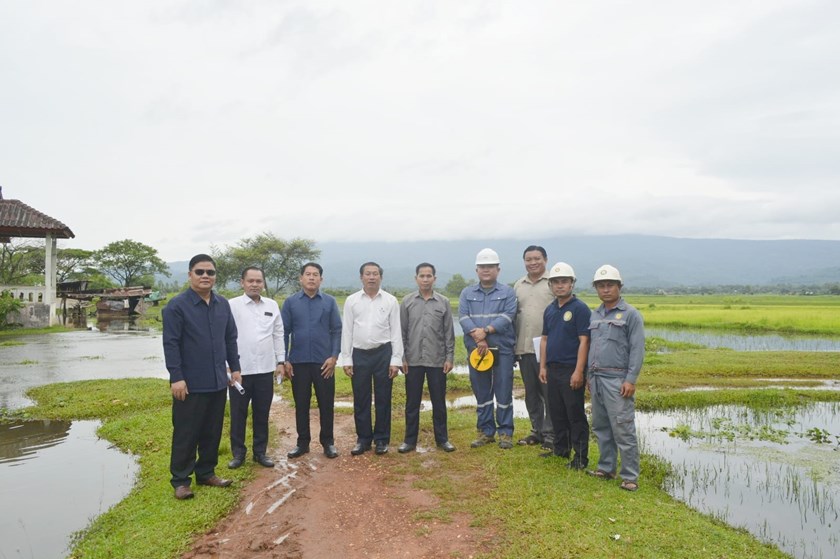 ການນໍາເມືອງທຸລະຄົມ ລົງຕິດຕາມຈຸດລະບາຍນໍ້າ ຢູ່ບ້ານປາກຫາງ