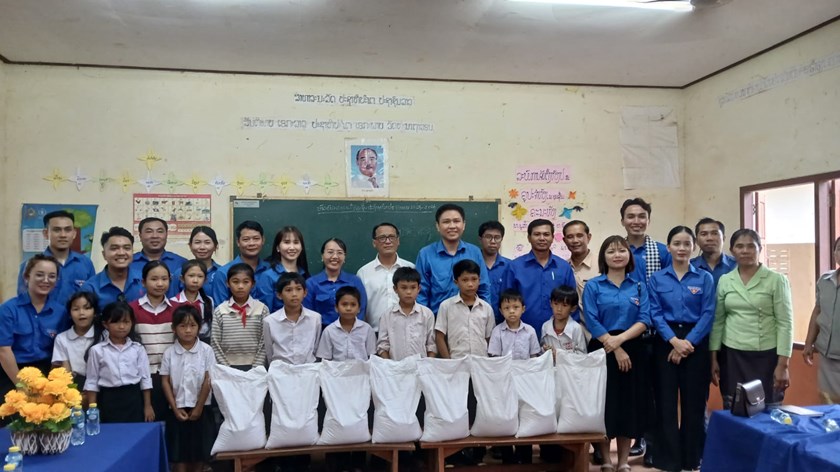 ມອບອຸປະກອນການສຶກສາ ແລະ ເຄື່ອງອຸປະໂພກ-ບໍລິໂພກ ໃຫ້ນັກຮຽນໂຮງຮຽນປະຖົມບາຈຽງ
