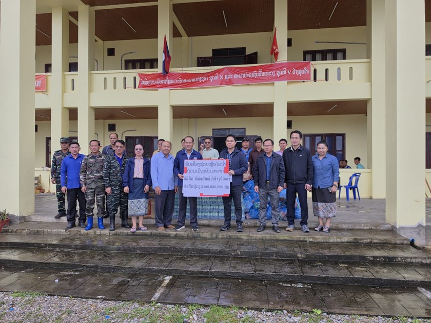 ບໍລິສັດ ພີພີເອັສທີ ກໍ່ສ້າງຂົວ-ທາງ ມອບເຄື່ອງຊ່ວຍເຫຼືອຜູ້ປະສົບໄພນ້ຳຖ້ວມ ເມືອງຍົມມະລາດ