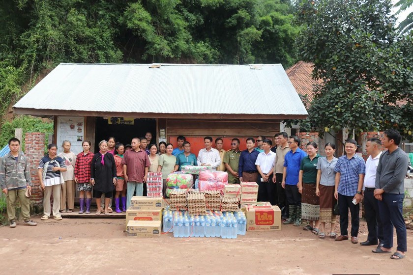 ຫຼາຍພາກສ່ວນ ມອບເຄື່ອງຊ່ວຍເຫຼືອ ບັນເທົາທຸກໃຫ້ຜູ້ປະສົບໄພນໍ້າຖ້ວມ ຢູ່ບ້ານນໍ້າດີ