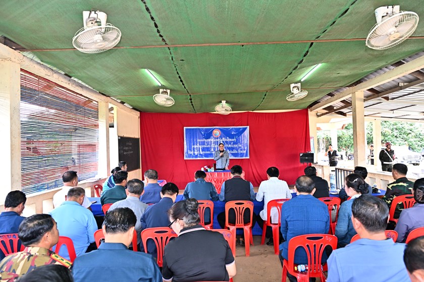 ນາຍົກຢ້ຽມຢາມໃຫ້ກຳລັງໃຈ ແລະ ມອບເຄື່ອງຊ່ວຍເຫຼືອຜູ້ປະສົບໄພນ້ຳຖ້ວມຢູ່ເມືອງປະທຸມພອນ