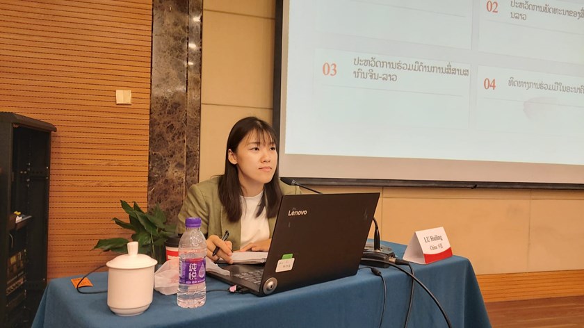 ນັກຂ່າວໜຸ່ມຂອງລາວຮັບຟັງການບັນຍາຍປະຫວັດສາດການຮ່ວມມືດ້ານສື່ສາກົນລາວ-ຈີນ