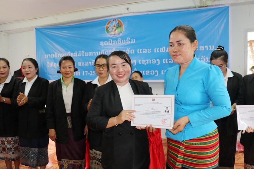 ປິດຊຸດອົບຮົມຍົກລະດັບສີມືໃນການຕັດເສື້ອແວັດ ແລະແຟ້ມໃສ່ເອກະສານ