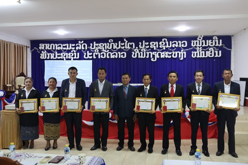 ໂຄສະນາອົບຮົມແຂວງ​ອັດ​ຕະ​ປືປະດັບຫຼຽນກາລະນຶກ 50 ປີ ສ​ປ​ປລາວໃຫ້​ພະ​ນັກ​ງານ